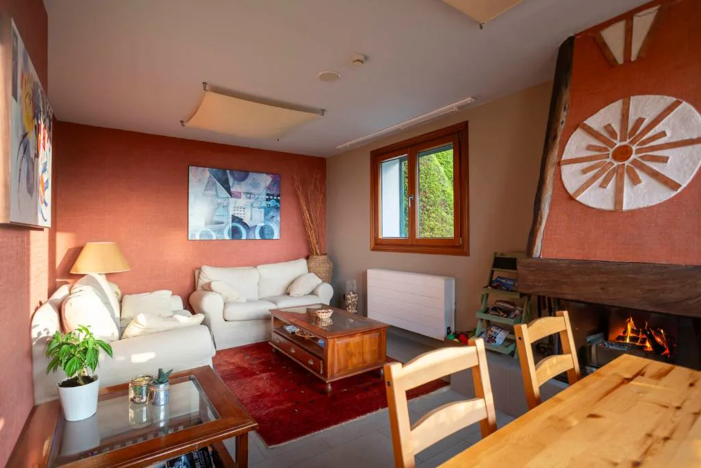 Salón con chimenea y mesas de madera