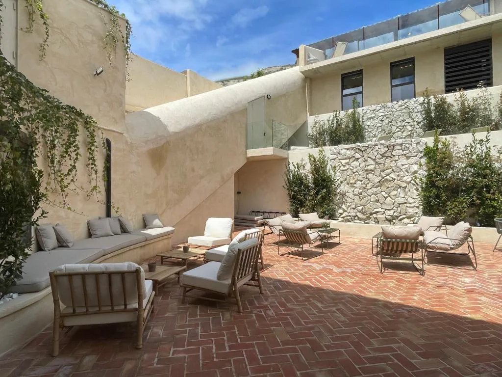 Patio con salón exterior y suelo de ladrillo en espiga