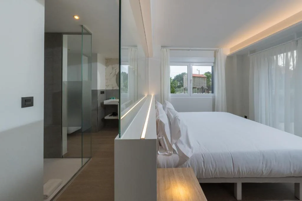 Habitación con ducha acristalada de diseño moderno, Hotel Spa Meiga do Mar