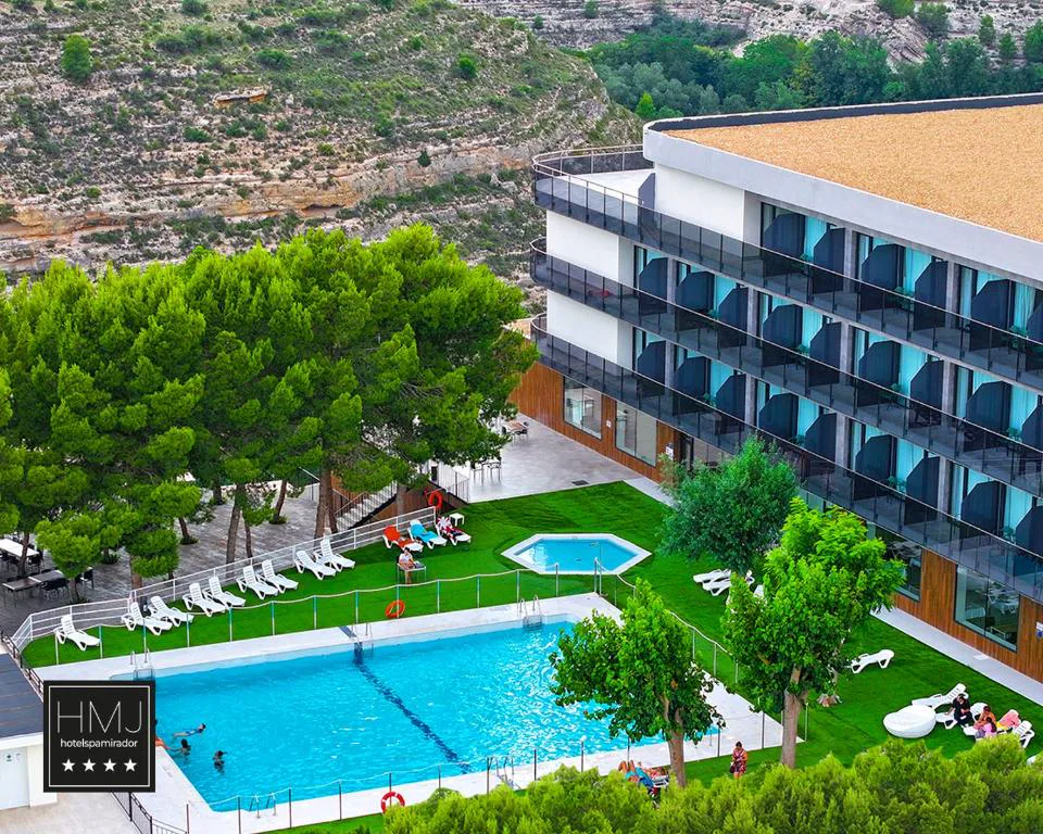 Piscina exterior junto al hotel con vistas al valle