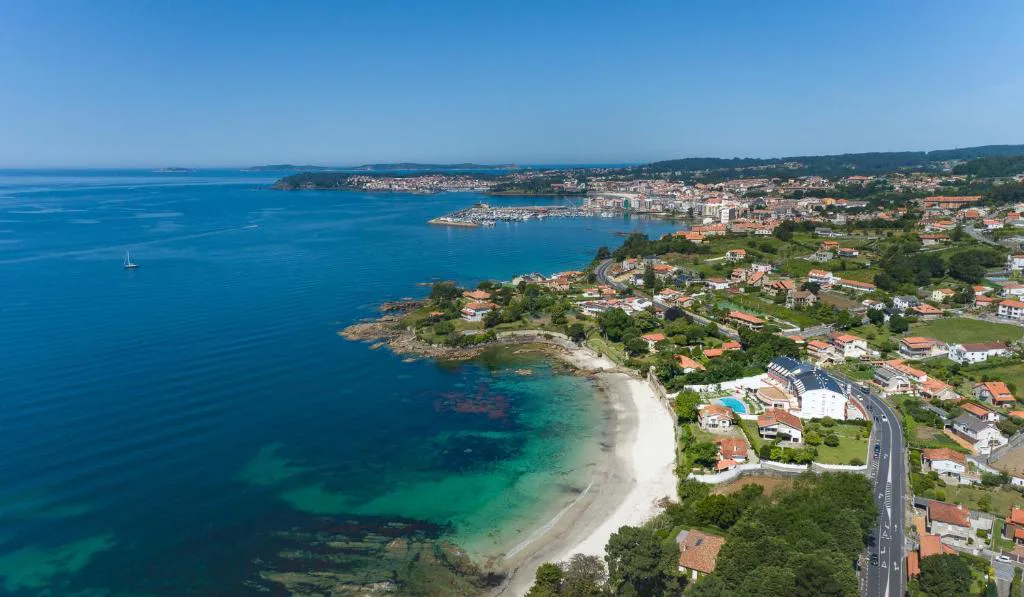 Vista aérea de la costa de Sanxenxo con calas de arena blanca y aguas turquesas