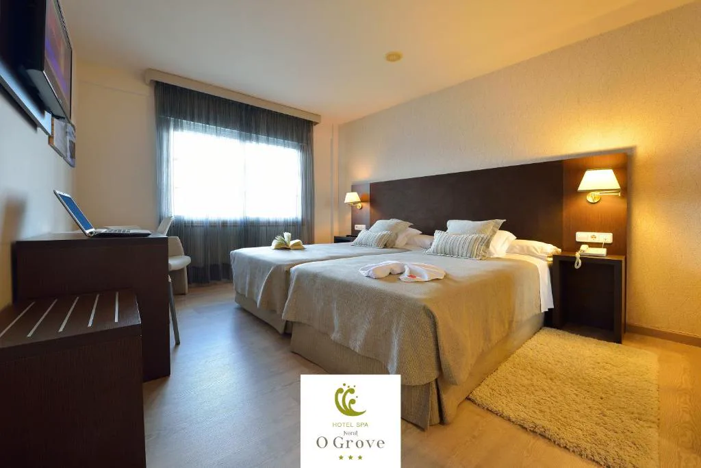 Habitación doble luminosa con acabados en madera, Hotel Spa Norat O Grove