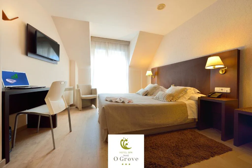 Habitación abuhardillada con cama doble y escritorio, Hotel Spa Norat O Grove