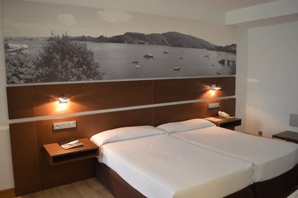 Habitación doble con mural panorámico de la ría sobre el cabecero, Hotel Spa Odeón