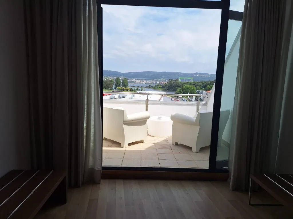 Terraza con vistas a la ría de Ferrol desde la habitación, Hotel Spa Odeón