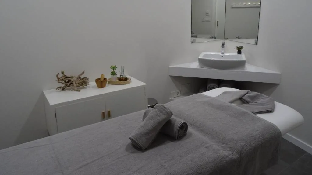 Cabina de masajes del spa con toallas y ambiente relajante, Hotel Spa Odeón