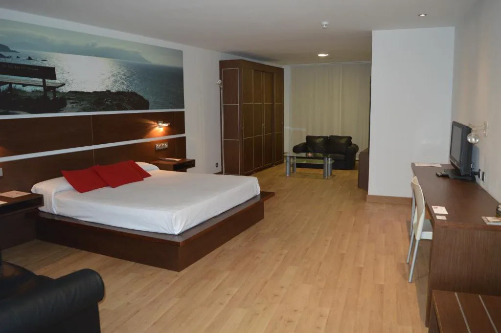 Habitación doble con zona de estar y armario, Hotel Spa Odeón