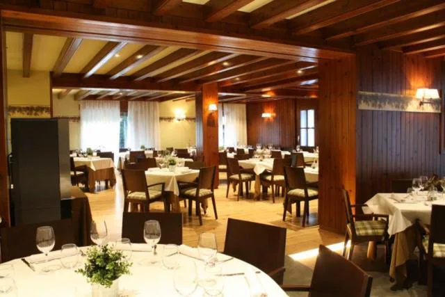 Restaurante con mesas y luz cálida