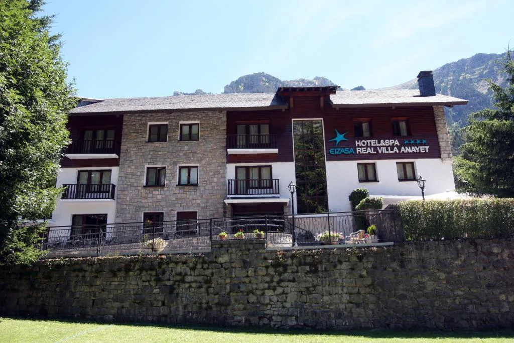 Vista del hotel con los montes nevados