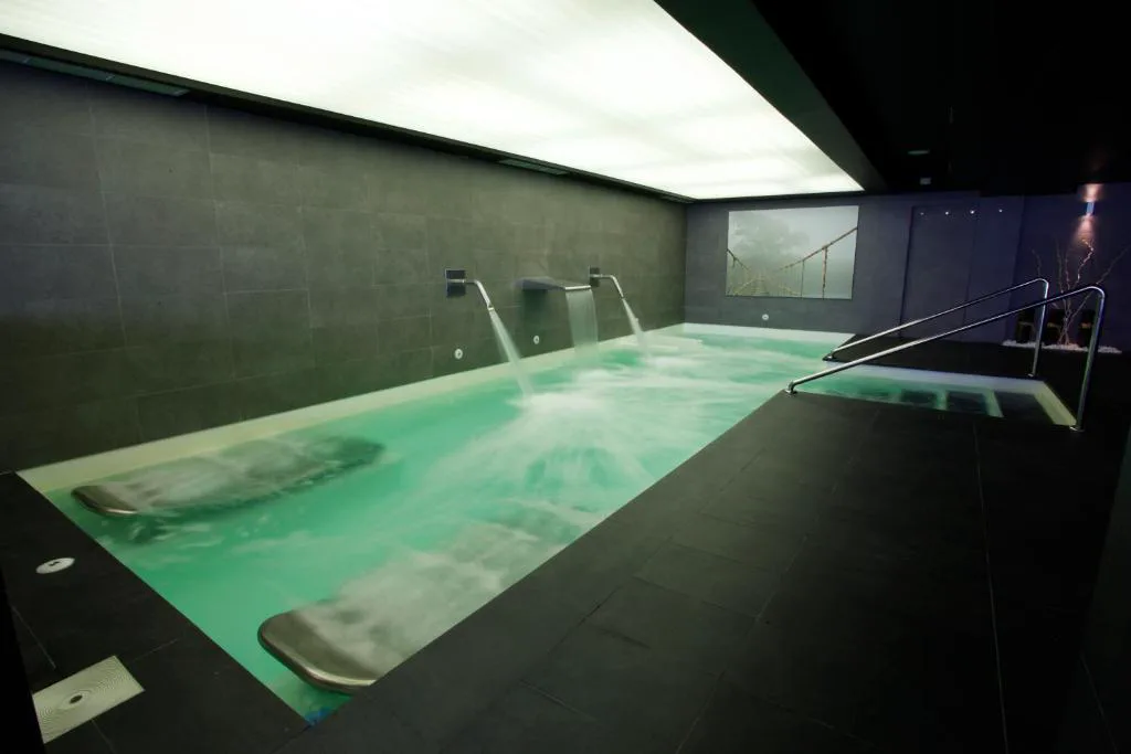 Piscina de spa cubierta con luces verdes