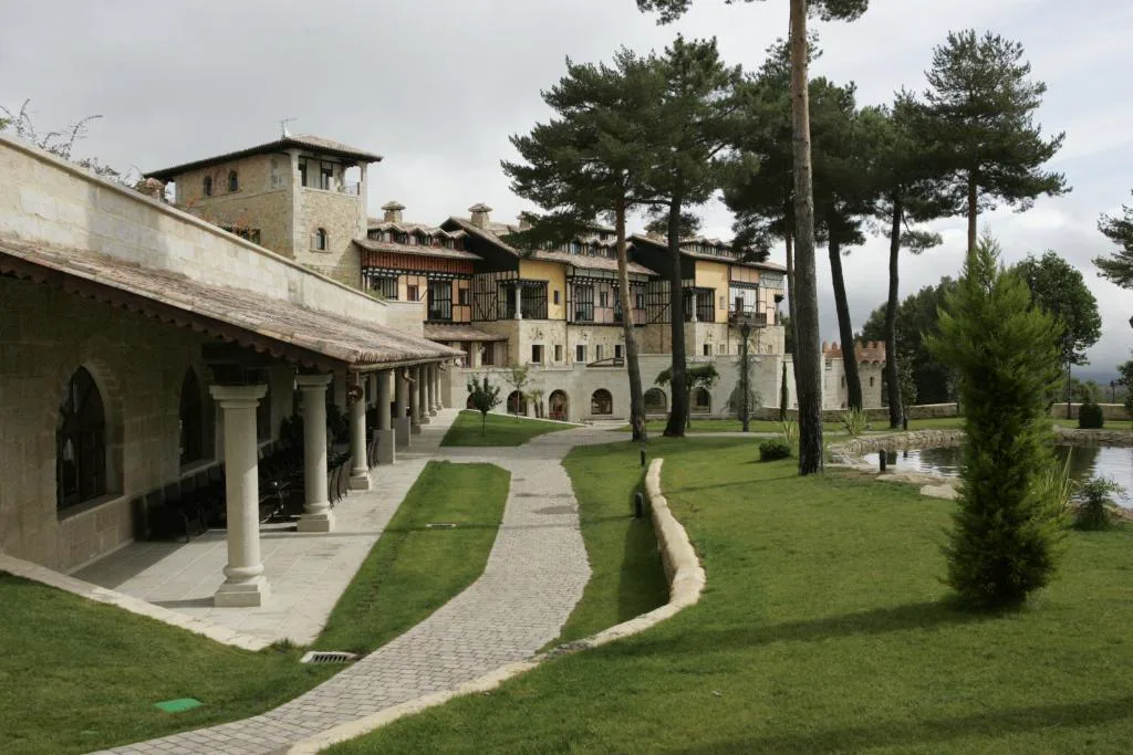 Patio del hotel con pórticos de piedra y zonas ajardinadas