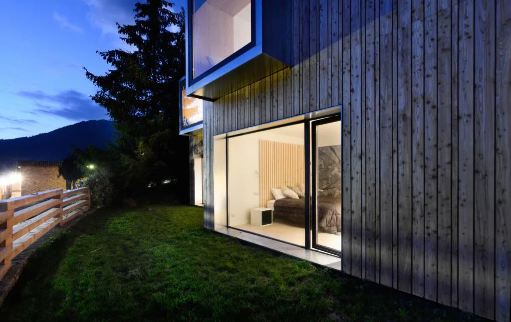 Fachada de madera iluminada de noche