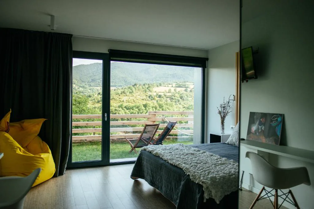 Habitación con ventanal y vistas al valle
