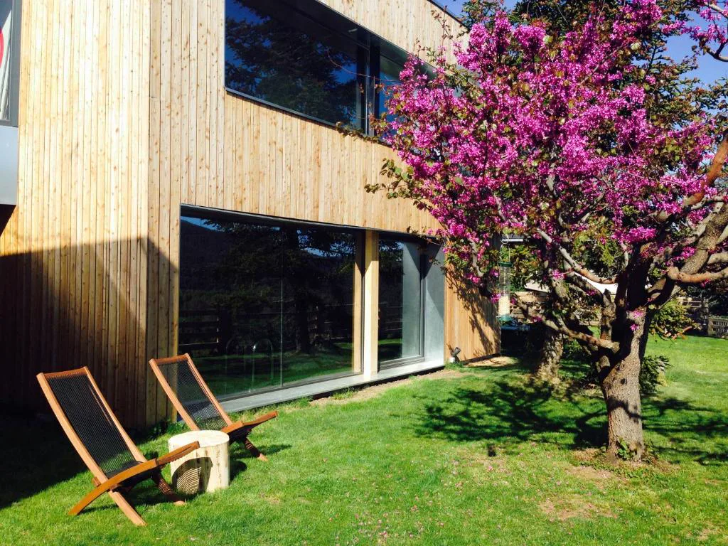Hotel de madera con árboles en flor