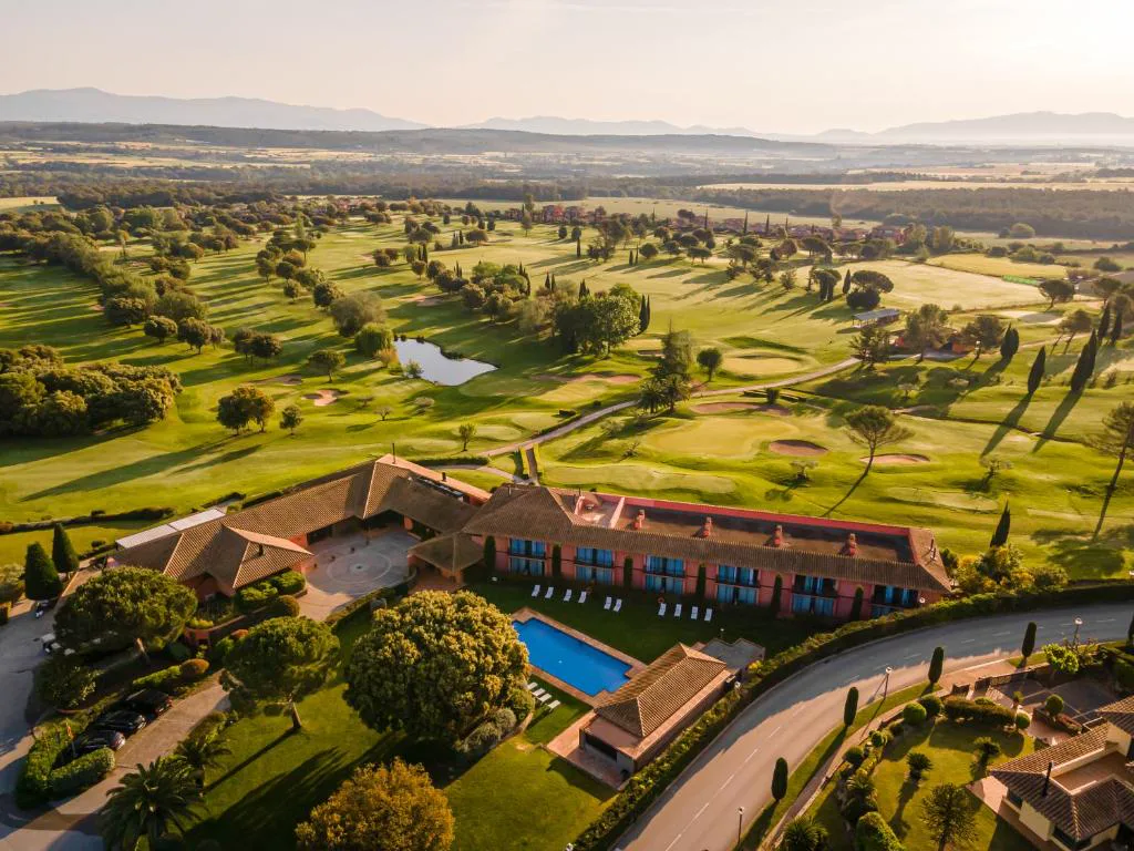Vista aérea del hotel y el campo de golf