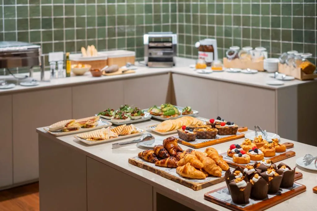 Buffet de desayuno con bollería