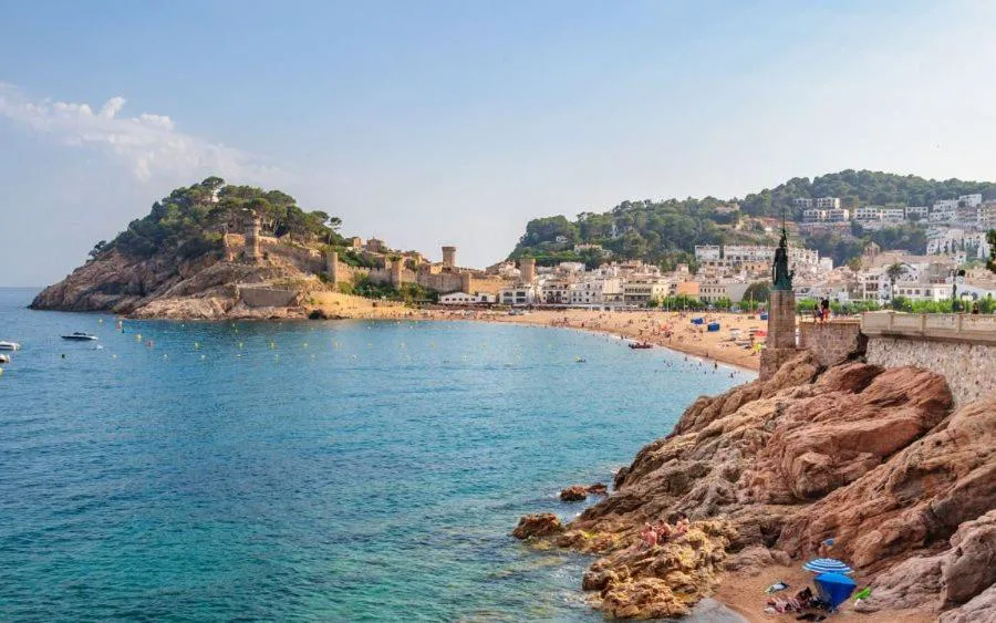 Vista de la costa de Tossa de Mar con la muralla