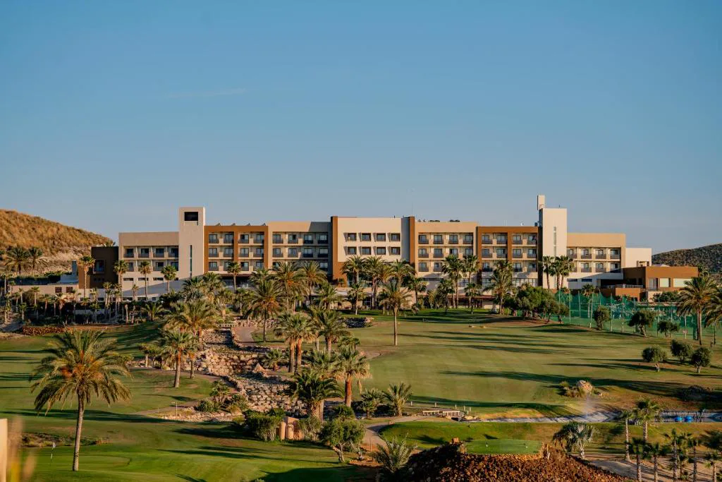 Hotel de 4 estrellas junto al campo de golf y las palmeras