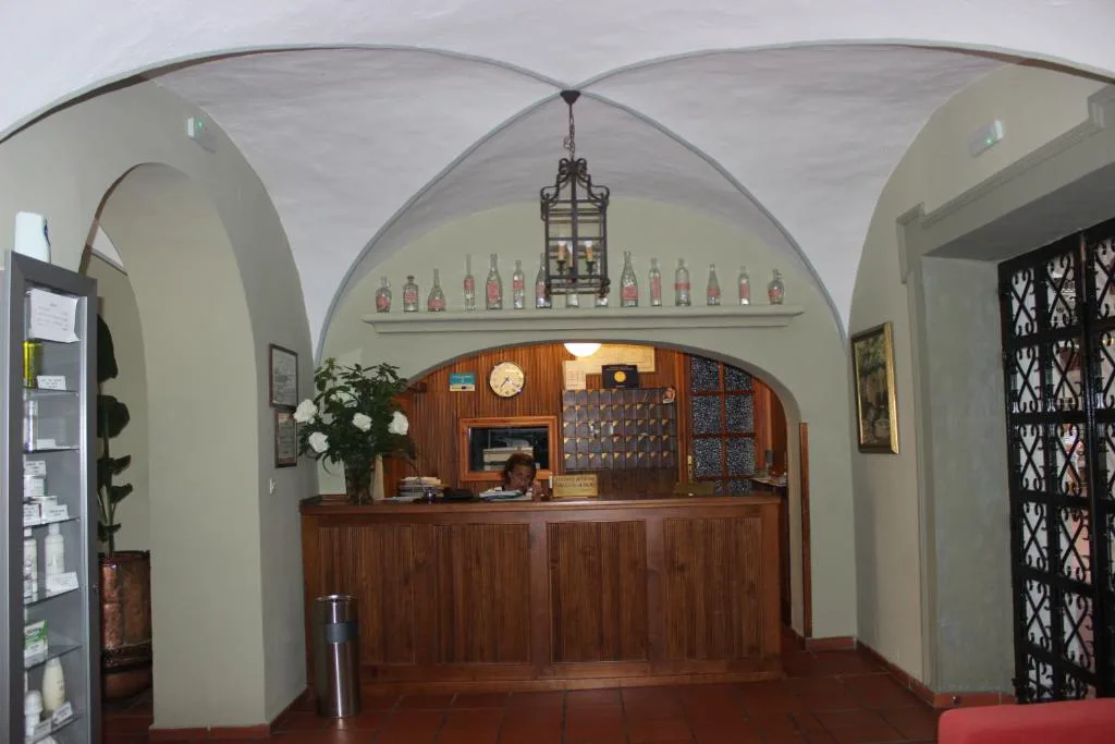 Recepción con arcos blancos y mostrador de madera