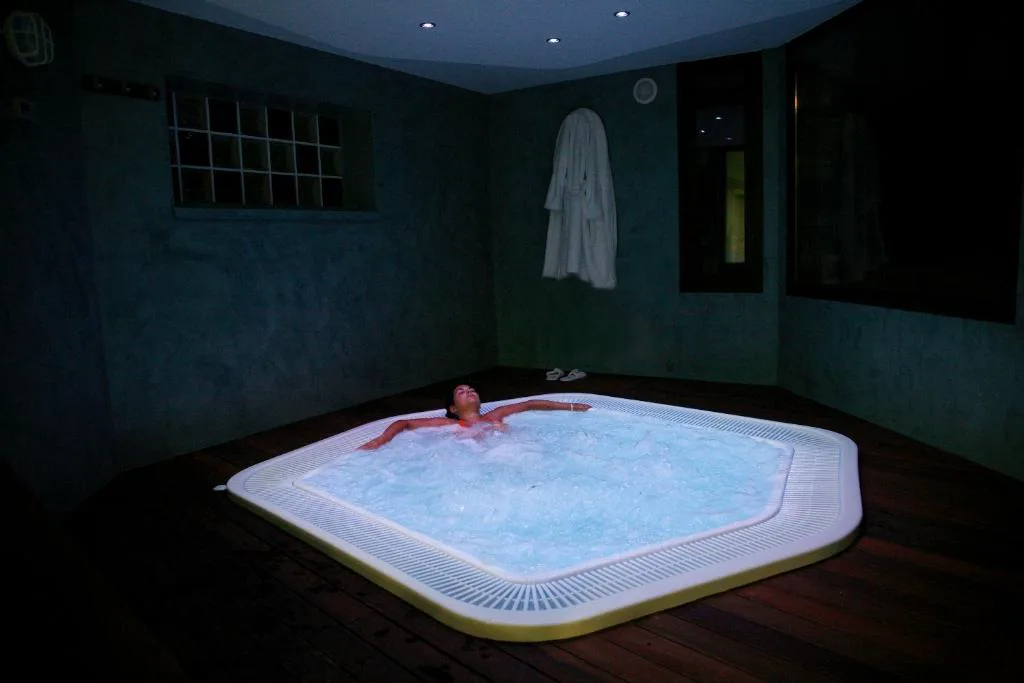 Jacuzzi en una sala oscura