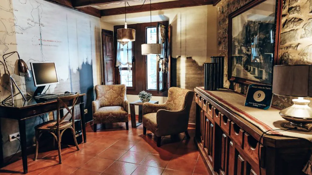 Salón con mesa de madera y decoración clásica