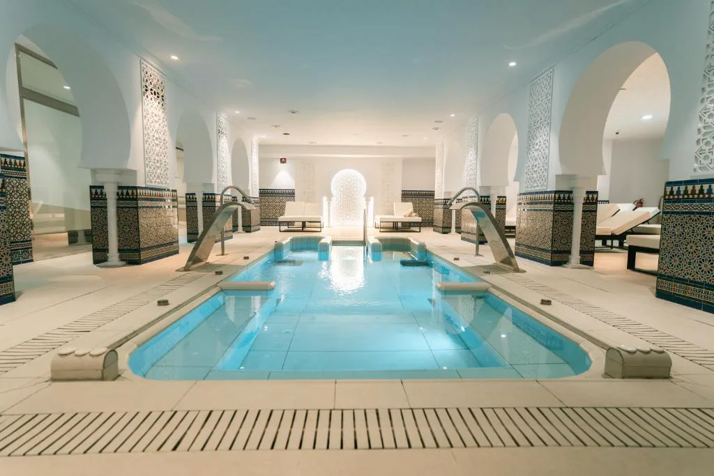Piscina cubierta del spa con cascadas