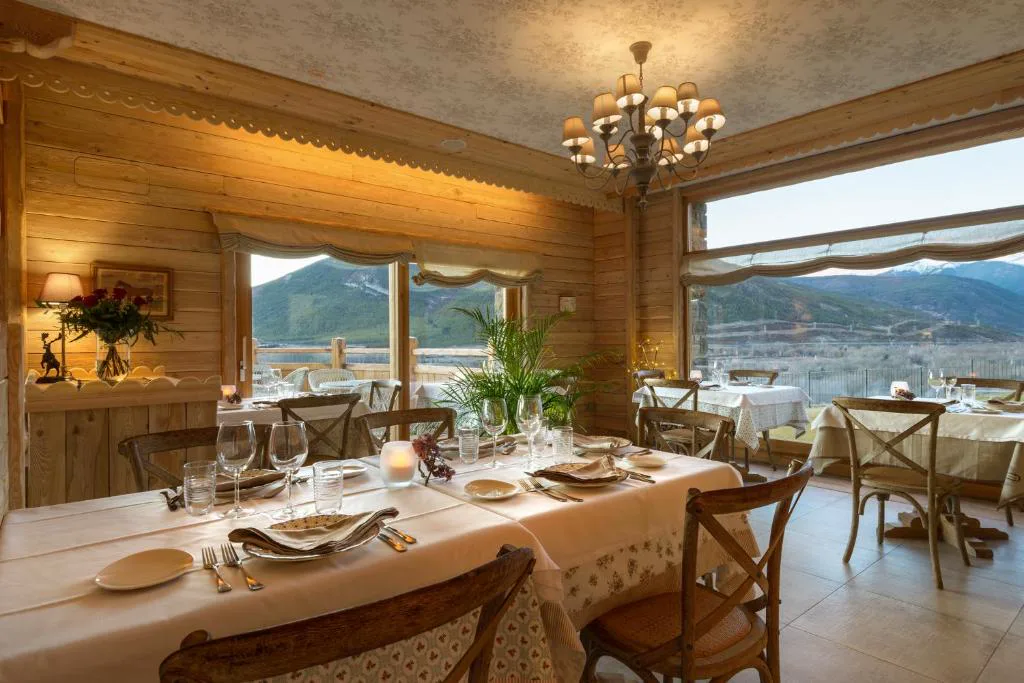 Comedor con mesa larga y vistas al valle