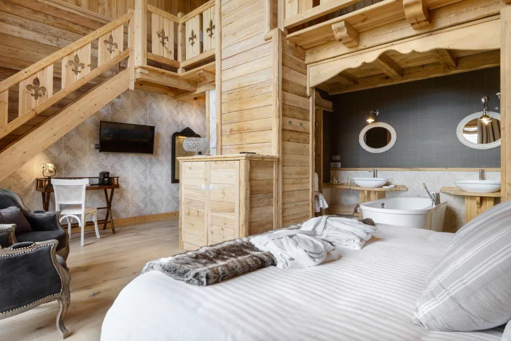 Habitación abuhardillada de madera con cabecero
