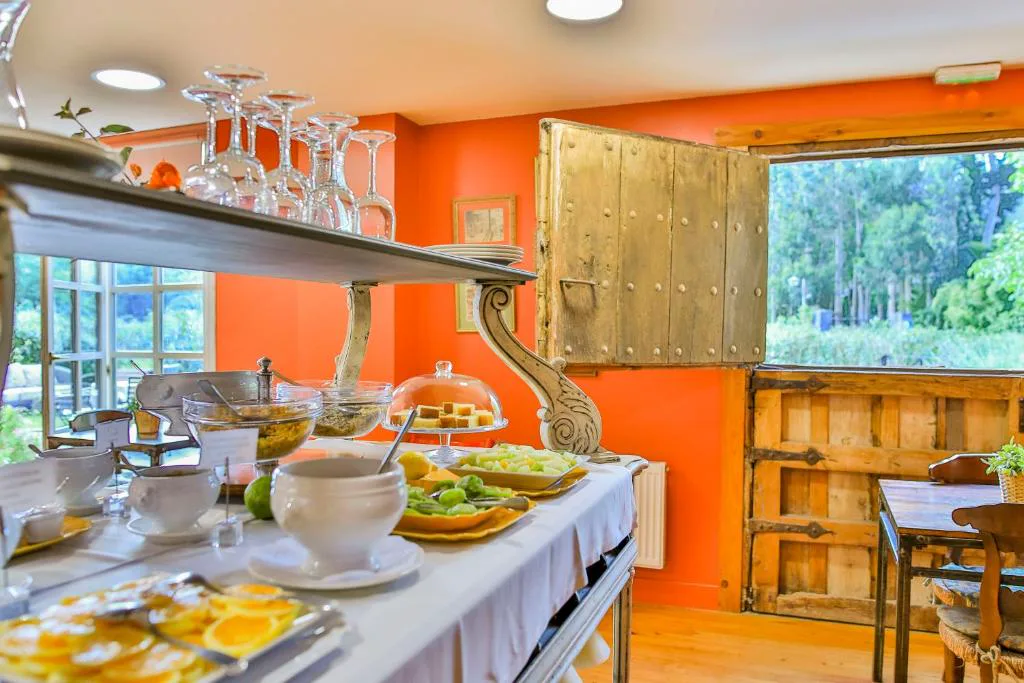 Desayuno servido en una cocina de paredes naranjas