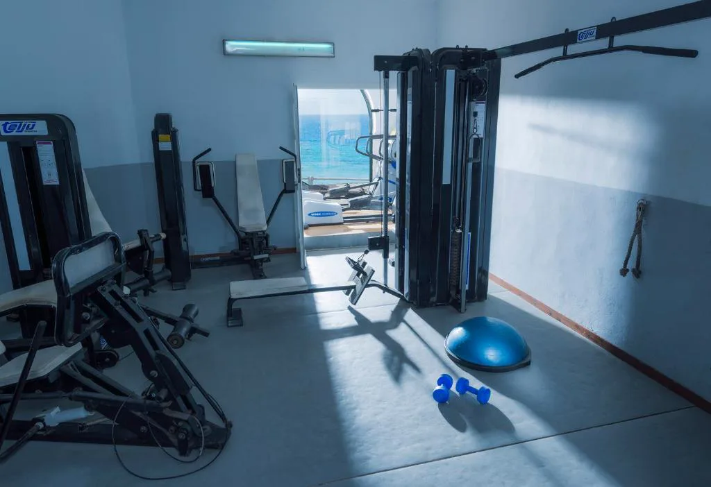 Sala de fitness con vistas al mar