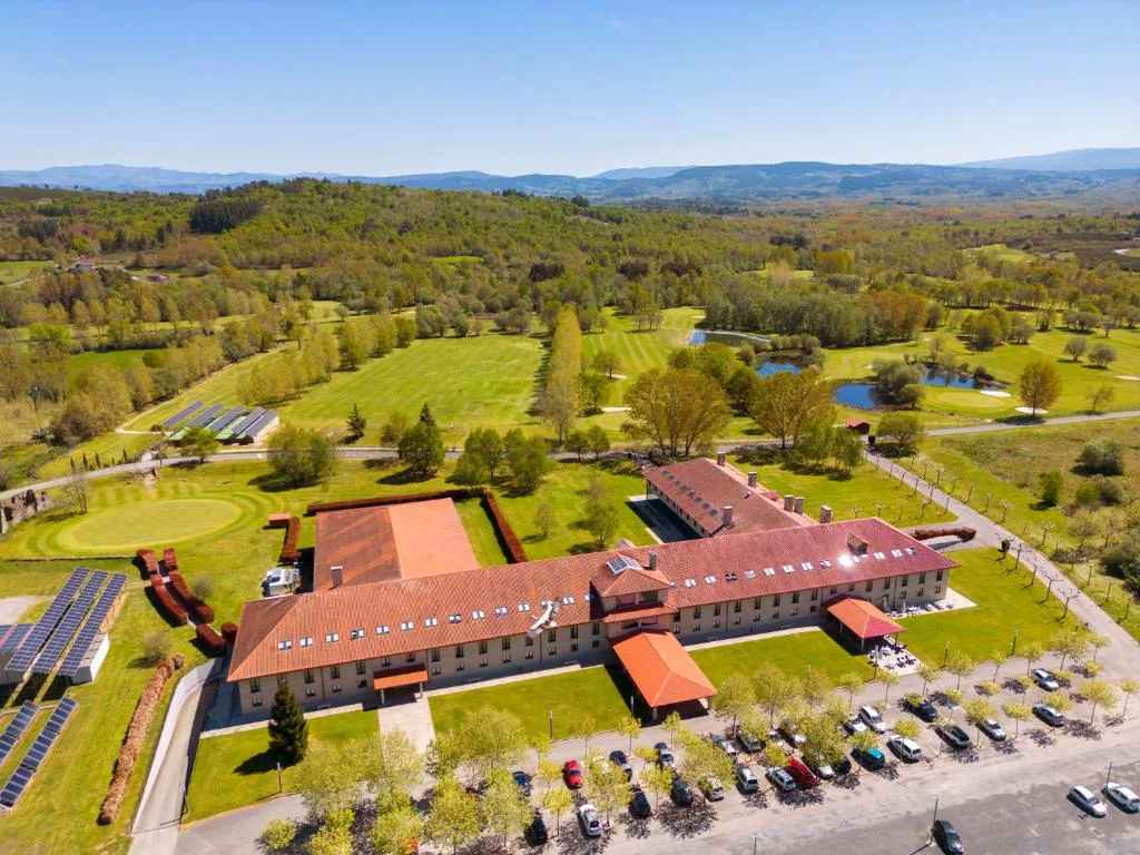 Vista aérea del balneario y el campo de golf de 9 hoyos entre bosques, IBERIK Augas Santas