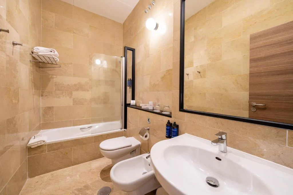 Habitación doble con cabecero azul e iluminación cálida, Iberik Gran Balneario de Guitiriz