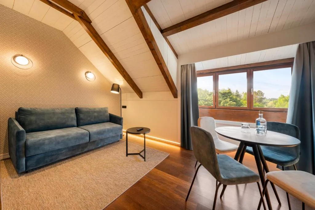 Suite abuhardillada con salón, vigas de madera vistas y vistas al bosque, Iberik Gran Balneario de Guitiriz