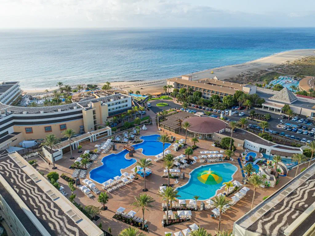 Vista aérea de las piscinas y la playa de Iberostar Waves Gaviotas Park, en Morro del Jable, Fuerteventura