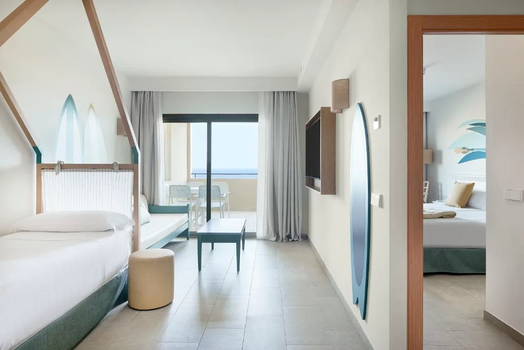 Habitación con cabecero de madera y balcón con vistas al Atlántico, Iberostar Waves Gaviotas Park