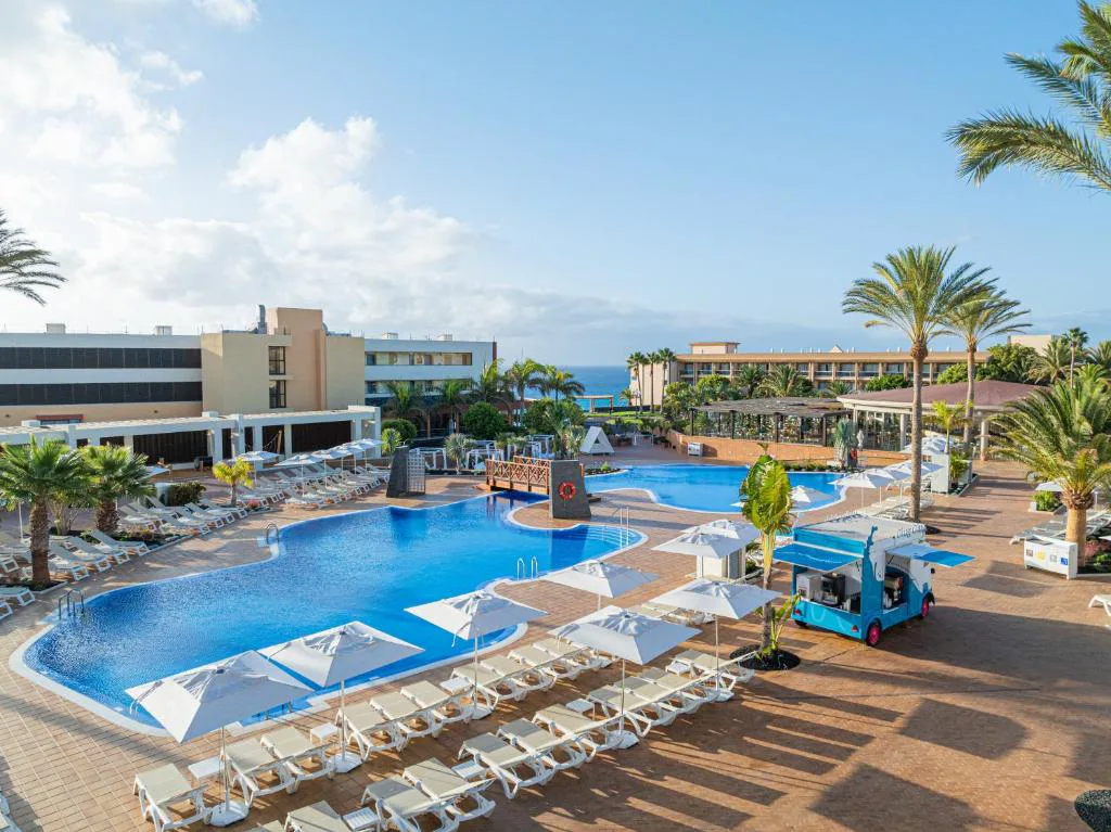 Piscinas exteriores junto al edificio principal con vistas al mar, Iberostar Waves Gaviotas Park