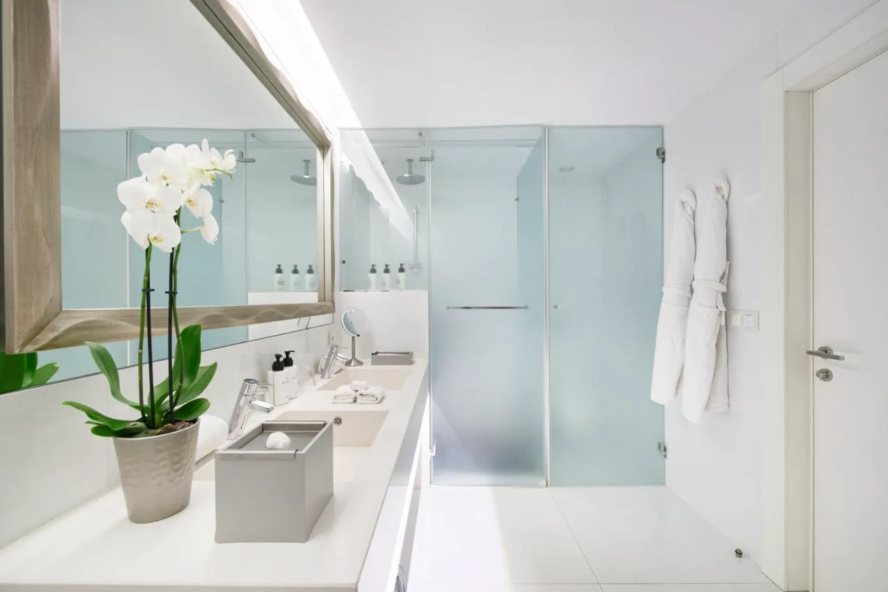 Baño moderno con orquídeas en InterContinental Cascais-Estoril