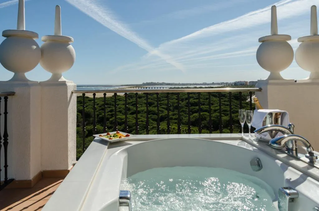 Bañera de hidromasaje en una terraza con vistas al mar
