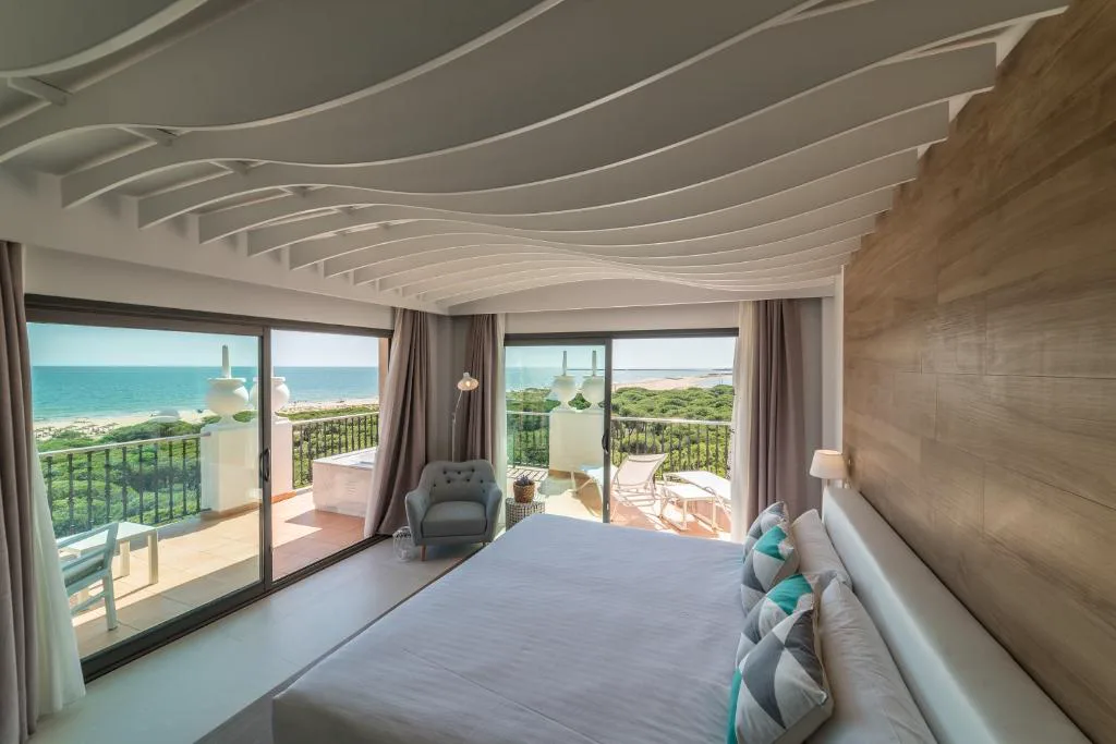 Habitación con vistas a la playa desde el ventanal