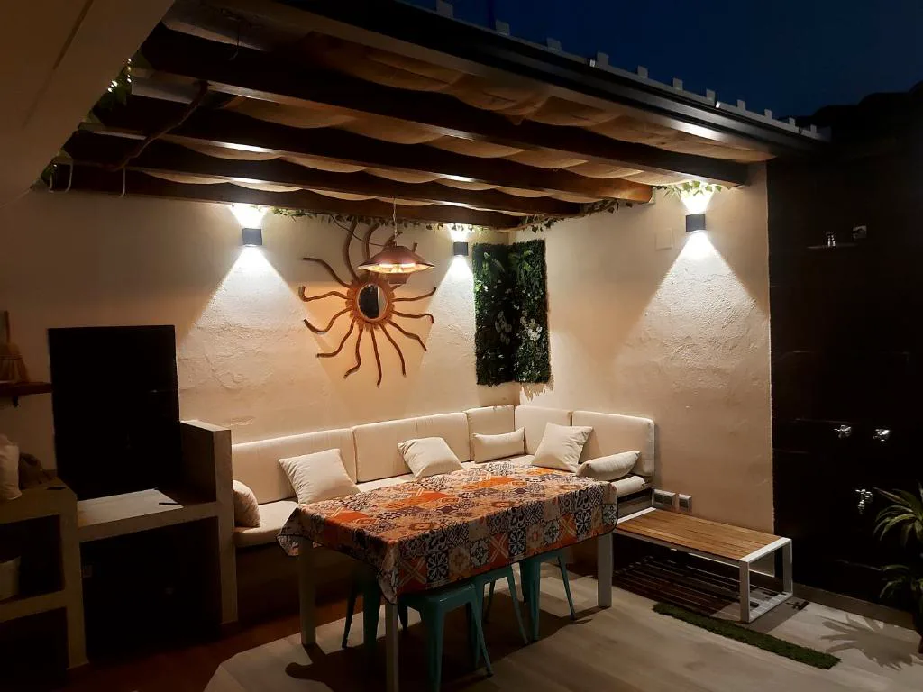 Salón con vigas y sofás con mesa preparada