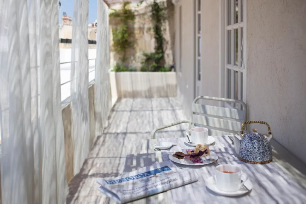 Desayuno con té y pastel en la terraza privada del hotel, Jardí de Ses Bruixes
