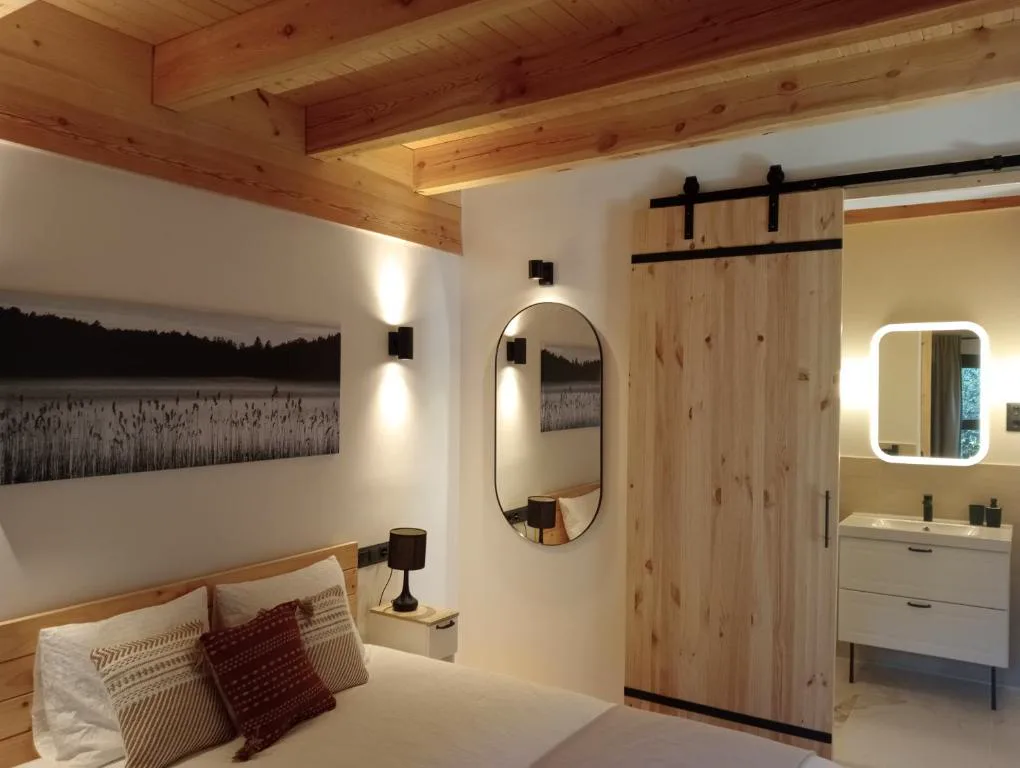 Habitación con cabecero de madera y focos cálidos