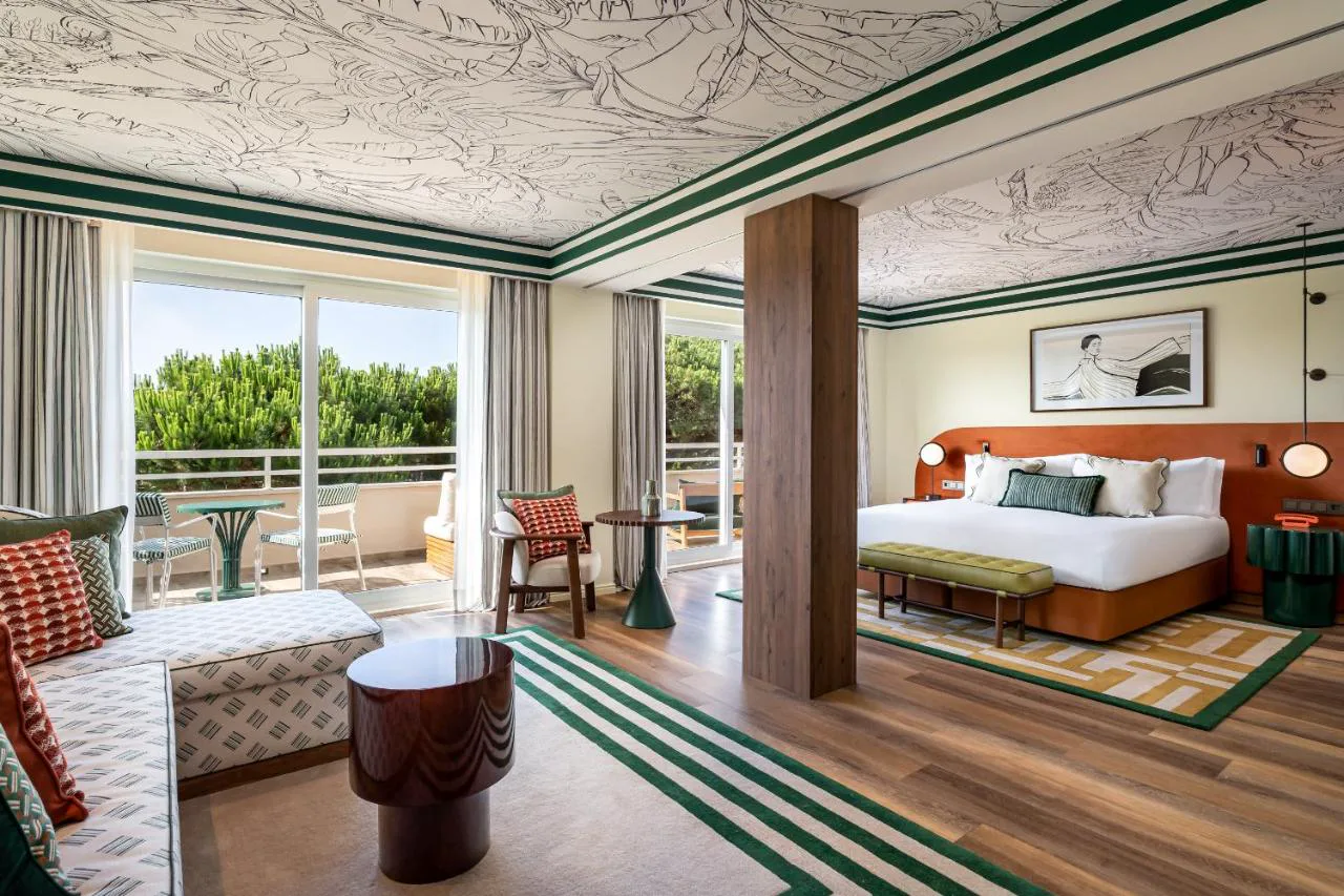 Suite de diseño colorista con techo ilustrado en Kimpton Quinta da Marinha