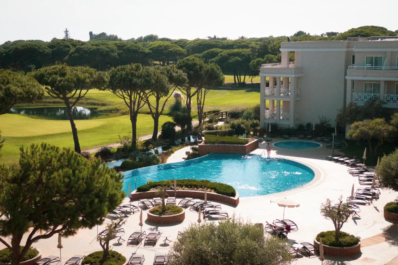Piscina entre pinares con vistas al campo de golf en Kimpton Quinta da Marinha