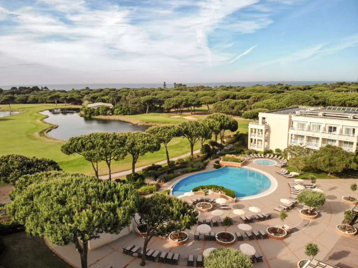 Vista aérea de Kimpton Quinta da Marinha junto al campo de golf y el mar, en Cascais