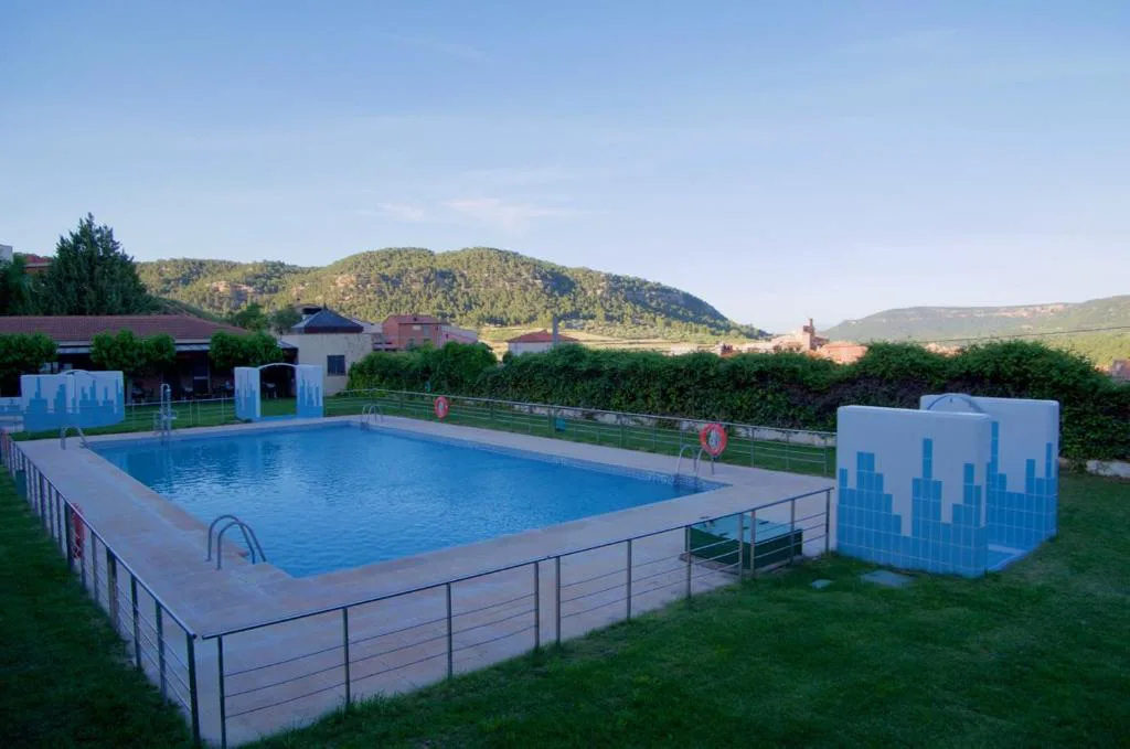 Piscina rectangular con montañas al fondo