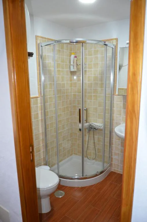 Baño con ducha de mampara semicircular y azulejos color arena, La Berrera