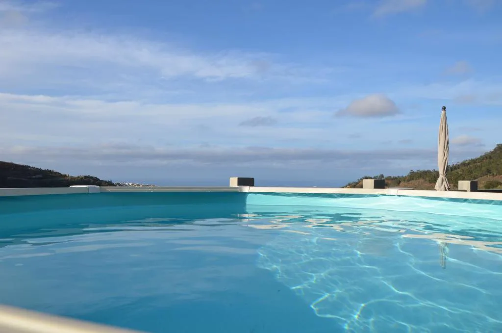 Piscina infinita con vistas al horizonte del Atlántico, La Berrera, en Firgas, Gran Canaria