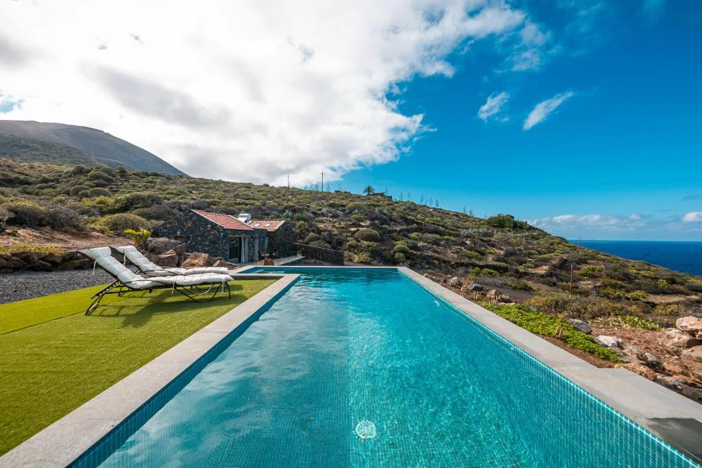 Piscina infinita de borde volcánico con vistas directas al océano Atlántico, La Candia y el Mar, Valverde, El Hierro