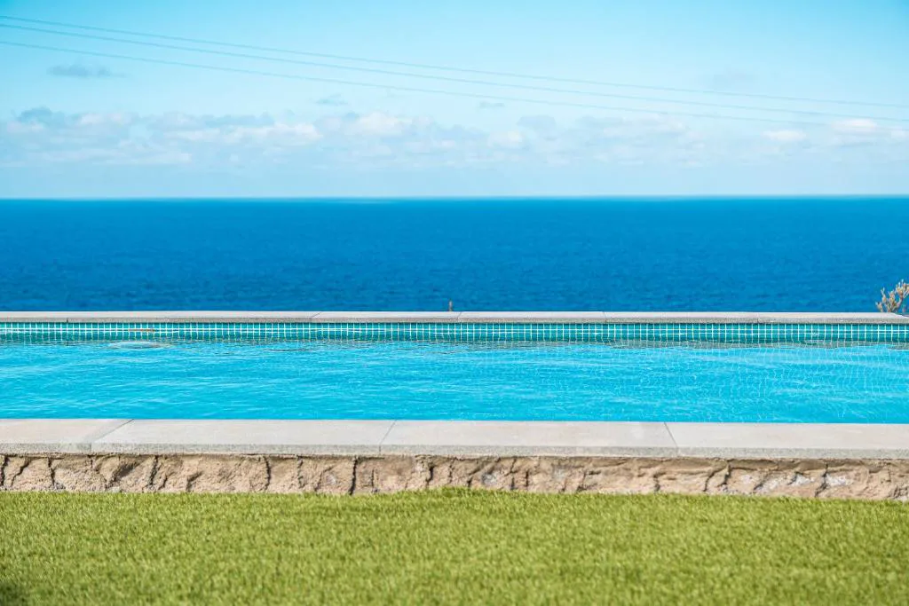 Borde de la piscina infinita con el horizonte del Atlántico al fondo, La Candia y el Mar